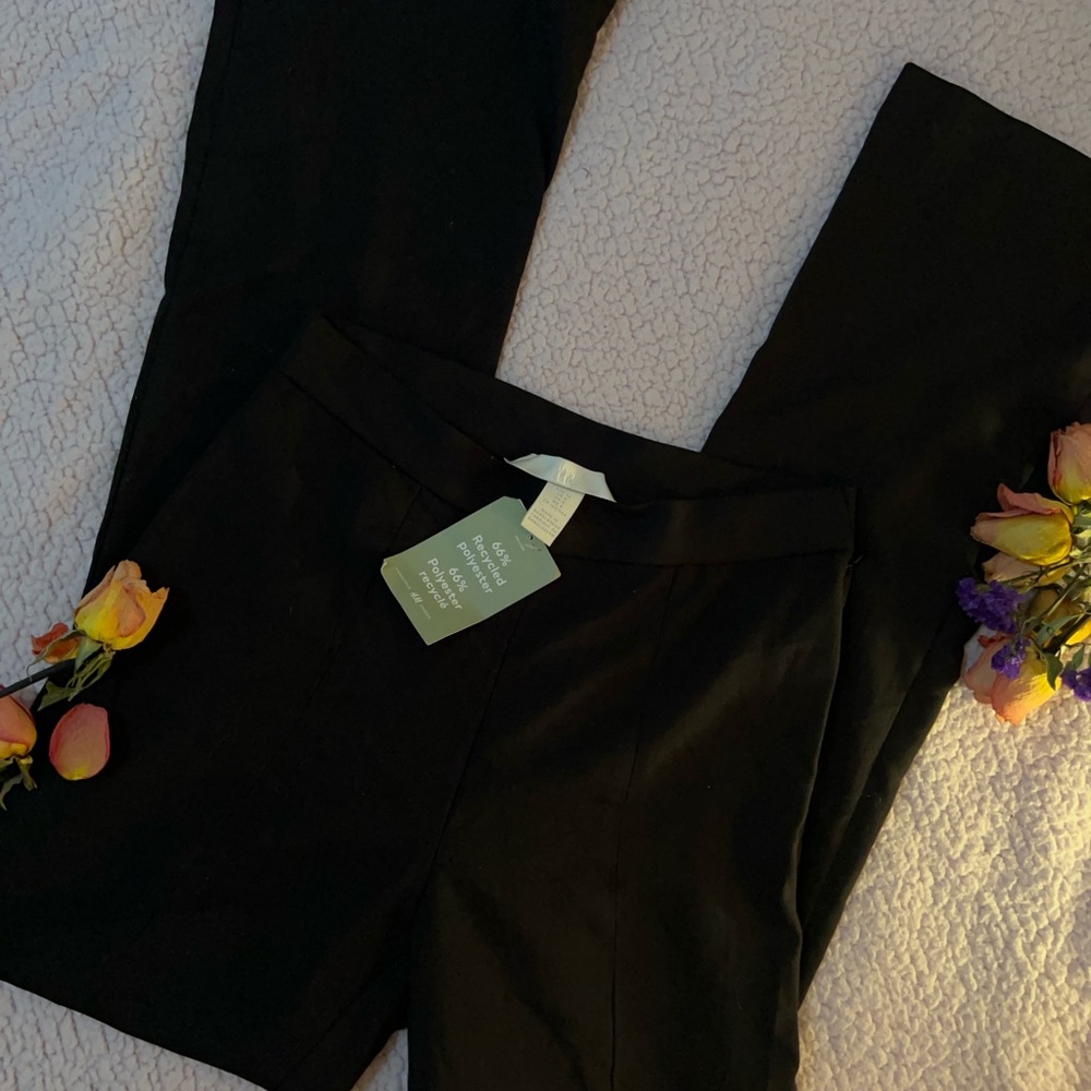 H&M black high-waisted skinny trousers with a flattering fit 🤍